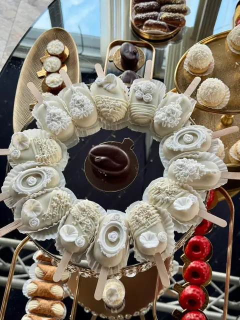 Cakepops și cakesicles albe și roșii, candy bar Dreamfort