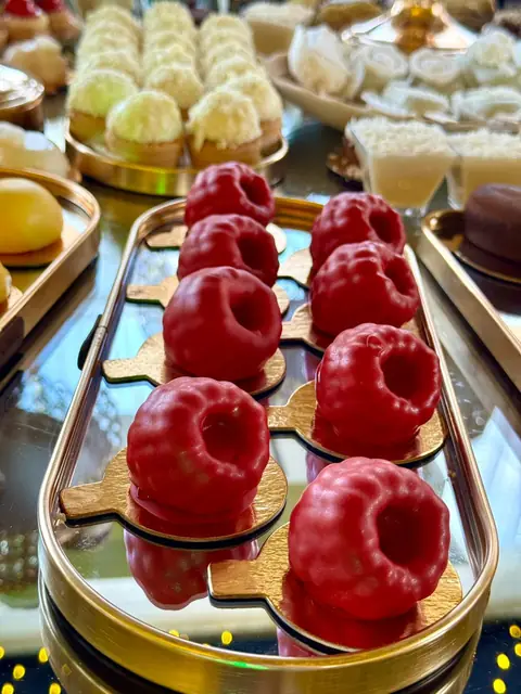 Mini mousse roșii glazurate pe tavă aurie, candy bar Dreamfort