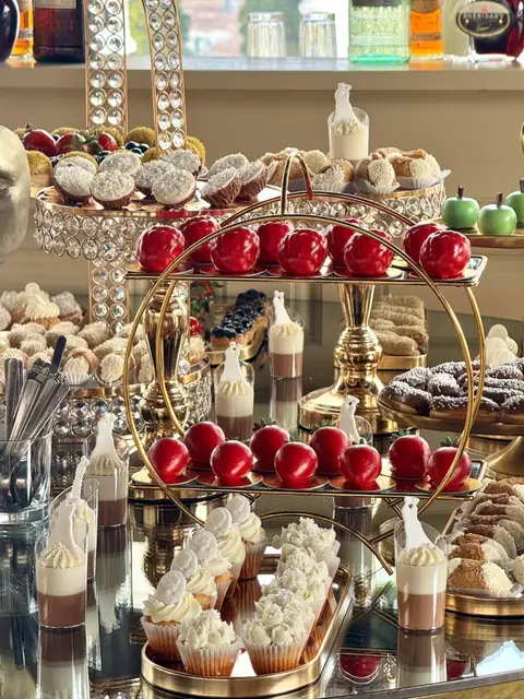 Masă de candy bar Dreamfort cu deserturi pe etajere aurii